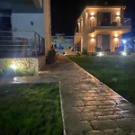 Three Charites شقة يالوفا