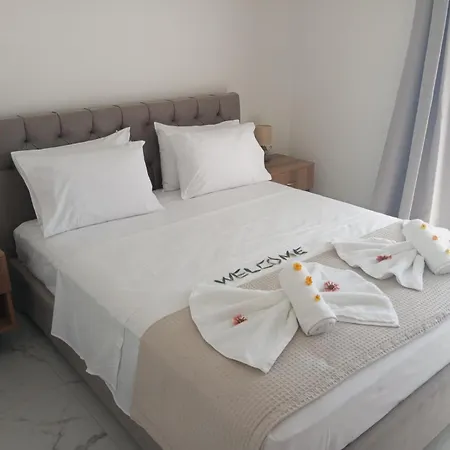 Three Charites Apartament *