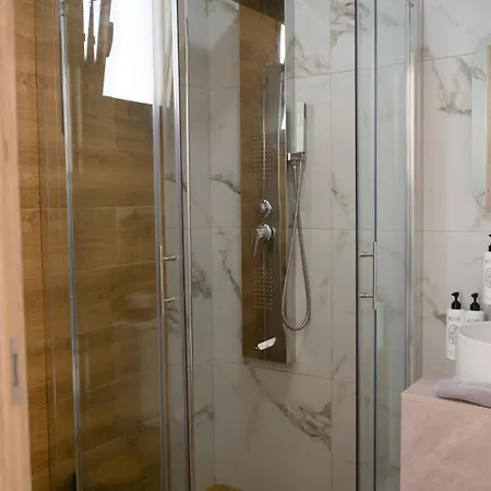 Three Charites Apartament *